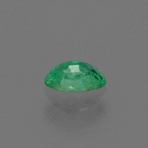 0.41カラットの天然グリーンエメラルド（5.9×4.1 mm・オーバルカット）