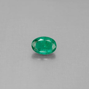 0.42カラットの天然グリーンエメラルド（5.9×4.2 mm・オーバルカット）