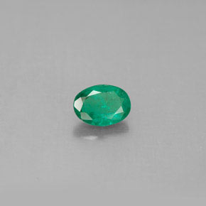 0.42カラットの天然グリーンエメラルド（5.9×4.2 mm・オーバルカット）