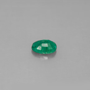 0.42カラットの天然グリーンエメラルド（5.9×4.2 mm・オーバルカット）