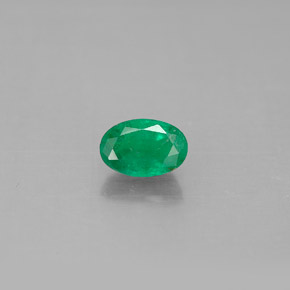 0.51カラットの天然グリーンエメラルド（6.1×4.1 mm・オーバルカット）