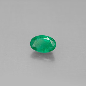 0.51カラットの天然グリーンエメラルド（6.1×4.1 mm・オーバルカット）
