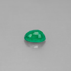 0.51カラットの天然グリーンエメラルド（6.1×4.1 mm・オーバルカット）