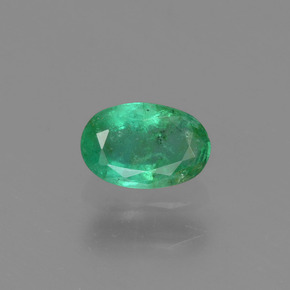 0.45カラットの天然グリーンエメラルド（6.1×4.1 mm・オーバルカット）