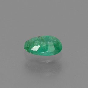 0.45カラットの天然グリーンエメラルド（6.1×4.1 mm・オーバルカット）
