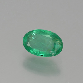 0.41カラットの天然グリーンエメラルド（6×4 mm・オーバルカット）