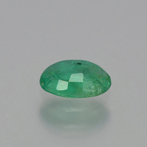 0.41カラットの天然グリーンエメラルド（6×4 mm・オーバルカット）