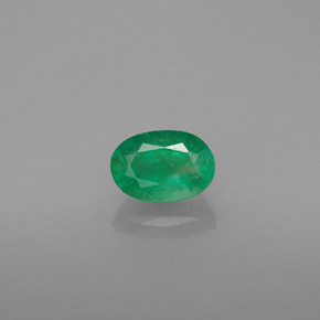 0.48カラットの天然グリーンエメラルド（5.9×4.1 mm・オーバルカット）