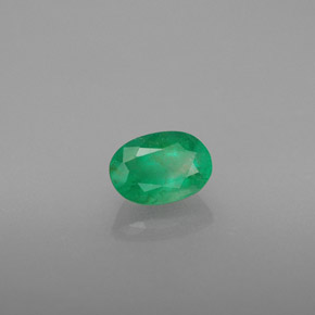 0.48カラットの天然グリーンエメラルド（5.9×4.1 mm・オーバルカット）