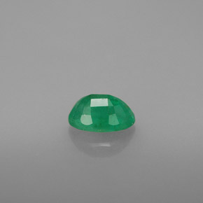 0.48カラットの天然グリーンエメラルド（5.9×4.1 mm・オーバルカット）