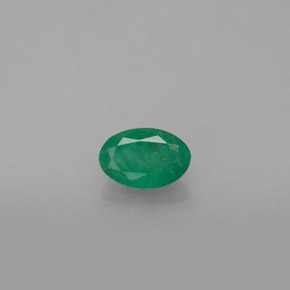 0.40カラットの天然グリーンエメラルド（6×4 mm・オーバルカット）