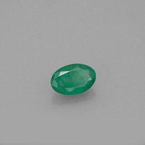 0.40カラットの天然グリーンエメラルド（6×4 mm・オーバルカット）