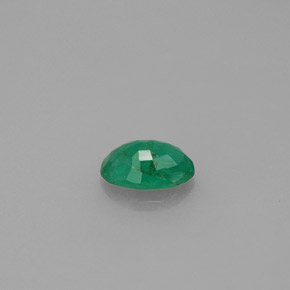 0.40カラットの天然グリーンエメラルド（6×4 mm・オーバルカット）