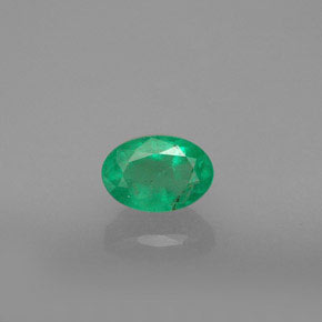 0.60カラットの天然グリーンエメラルド（6.1×4.2 mm・オーバルカット）