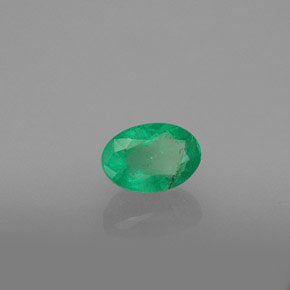 0.60カラットの天然グリーンエメラルド（6.1×4.2 mm・オーバルカット）