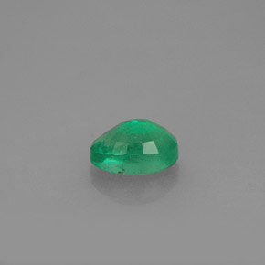 0.60カラットの天然グリーンエメラルド（6.1×4.2 mm・オーバルカット）