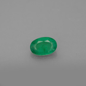 0.47カラットの天然グリーンエメラルド（6.1×4.1 mm・オーバルカット）