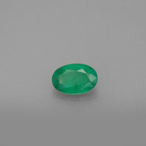 0.47カラットの天然グリーンエメラルド（6.1×4.1 mm・オーバルカット）