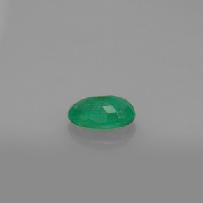 0.47カラットの天然グリーンエメラルド（6.1×4.1 mm・オーバルカット）