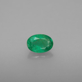 0.45カラットの天然グリーンエメラルド（5.9×4.2 mm・オーバルカット）