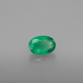 0.45カラットの天然グリーンエメラルド（5.9×4.2 mm・オーバルカット）