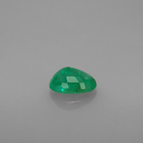0.45カラットの天然グリーンエメラルド（5.9×4.2 mm・オーバルカット）