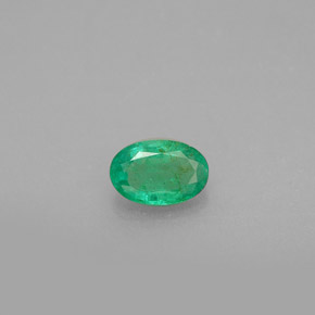 0.42カラットの天然グリーンエメラルド（6.2×4.1 mm・オーバルカット）