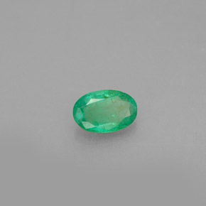 0.42カラットの天然グリーンエメラルド（6.2×4.1 mm・オーバルカット）