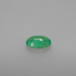 0.42カラットの天然グリーンエメラルド（6.2×4.1 mm・オーバルカット）