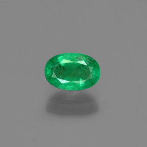 0.57カラットの天然グリーンエメラルド（6.2×4.2 mm・オーバルカット）