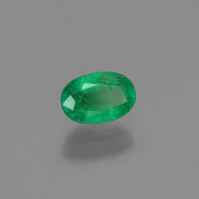 0.57カラットの天然グリーンエメラルド（6.2×4.2 mm・オーバルカット）
