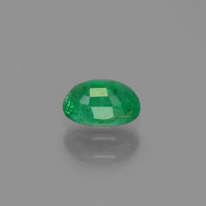 0.57カラットの天然グリーンエメラルド（6.2×4.2 mm・オーバルカット）