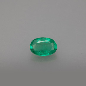 0.48カラットの天然グリーンエメラルド（6.1×4.1 mm・オーバルカット）