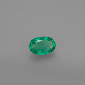 0.48カラットの天然グリーンエメラルド（6.1×4.1 mm・オーバルカット）