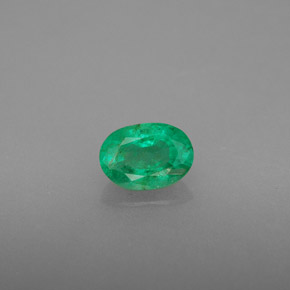 0.51カラットの天然グリーンエメラルド（6×4.3 mm・オーバルカット）