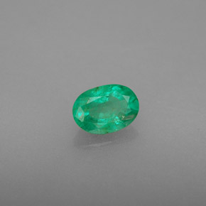 0.51カラットの天然グリーンエメラルド（6×4.3 mm・オーバルカット）