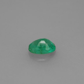 0.51カラットの天然グリーンエメラルド（6×4.3 mm・オーバルカット）