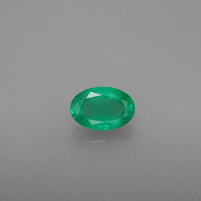 0.43カラットの天然グリーンエメラルド（6.1×4.1 mm・オーバルカット）
