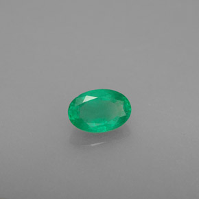 0.43カラットの天然グリーンエメラルド（6.1×4.1 mm・オーバルカット）
