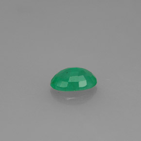 0.43カラットの天然グリーンエメラルド（6.1×4.1 mm・オーバルカット）