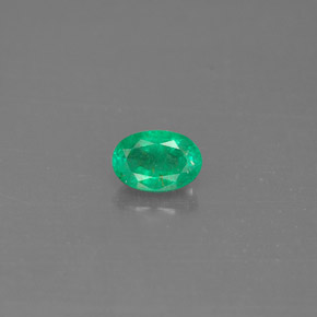 0.49カラットの天然グリーンエメラルド（6×4.1 mm・オーバルカット）