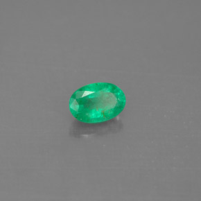 0.49カラットの天然グリーンエメラルド（6×4.1 mm・オーバルカット）