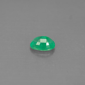0.49カラットの天然グリーンエメラルド（6×4.1 mm・オーバルカット）