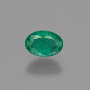 0.51カラットの天然グリーンエメラルド（6.1×4.2 mm・オーバルカット）