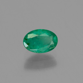 0.51カラットの天然グリーンエメラルド（6.1×4.2 mm・オーバルカット）