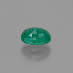 0.51カラットの天然グリーンエメラルド（6.1×4.2 mm・オーバルカット）