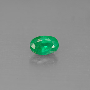 0.54カラットの天然グリーンエメラルド（6.1×4.1 mm・オーバルカット）