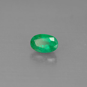 0.54カラットの天然グリーンエメラルド（6.1×4.1 mm・オーバルカット）