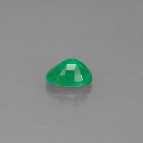 0.54カラットの天然グリーンエメラルド（6.1×4.1 mm・オーバルカット）
