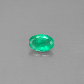 0.40カラットの天然グリーンエメラルド（6×4.1 mm・オーバルカット）